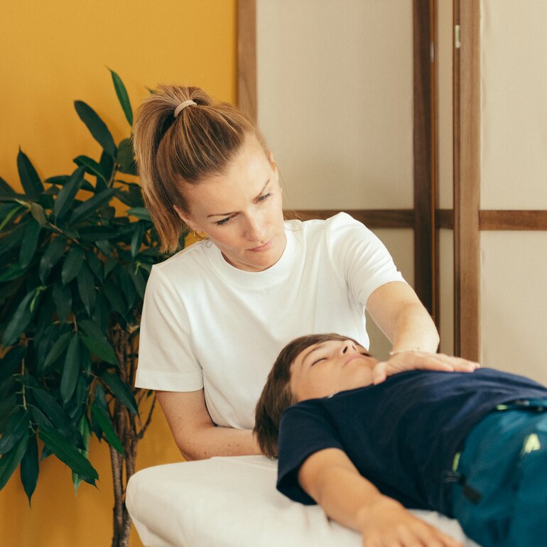 Carolin Völkl bei der osteopathischen Behandlung eines Kindes